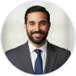 Consultant informatique et partenaire d'affaires en costume, spécialisé dans le conseil aux entreprises à Genève, tout sourire.