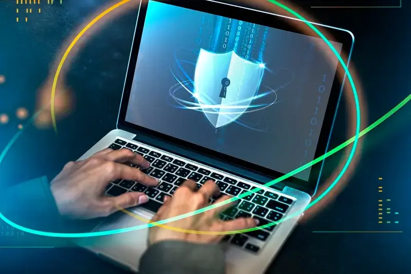 Mains tapant sur un clavier illustrant la cybersécurité protégée lors d'un dépannage informatique Genève